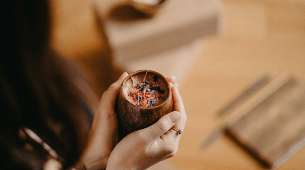 hände die eine tasse cacao halten