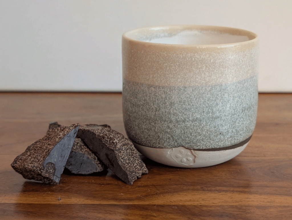 handgetoepferte tasse
